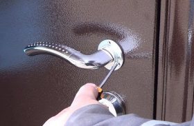 Замена дверной ручки металлической двери в Курске