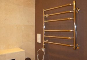 Установка электрического полотенцесушителя в ванной в Курске